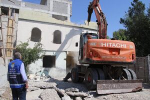 Haliliye’de riskli ve metruk yapıların yıkım çalışmaları sürüyor