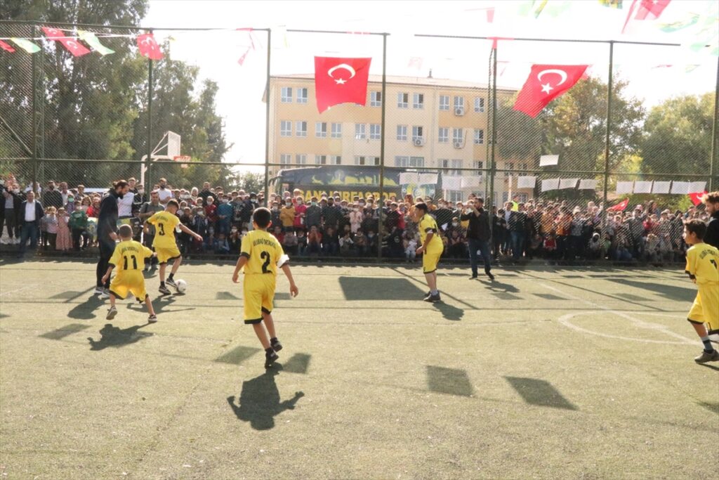 Şanlıurfasporlu futbolcular, ilkokul öğrencileriyle maç yaptı