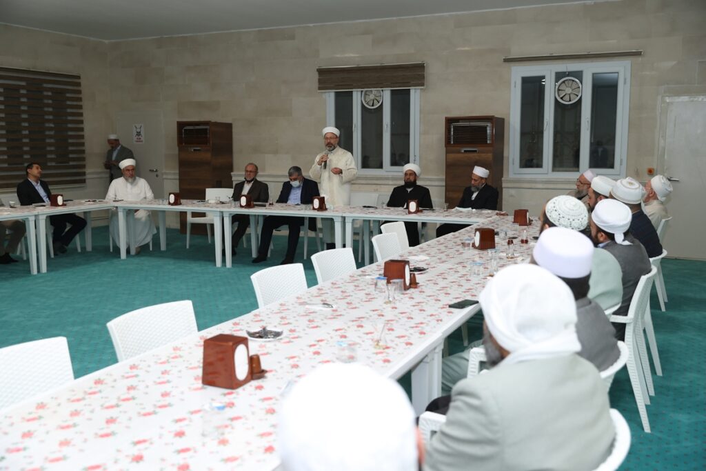 Diyanet İşleri Başkanı Erbaş, Şanlıurfa’da kanaat önderleri ile bir araya geldi
