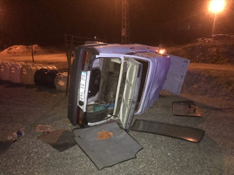 Kahta Siverek Karayolunda devrilen otomobilin sürücüsü yaralandı