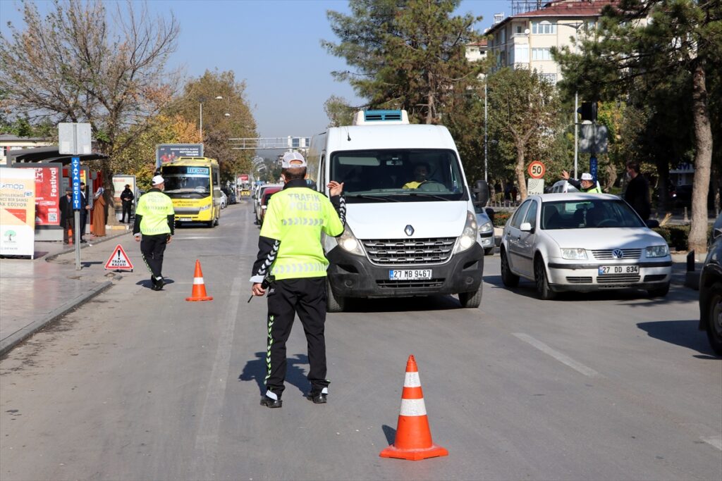 Gaziantep, Şanlıurfa ve Kahramanmaraş’ta emniyet kemeri uygulaması yapıldı
