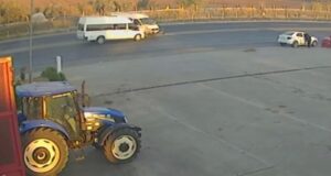 Şanlıurfa’da Park halindeyken hareket eden minibüsün yoldan geçen minibüsle çarpışma anı kamerada