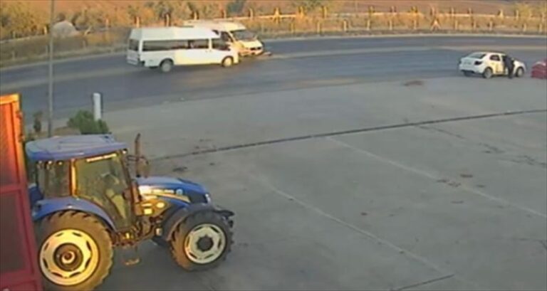 Şanlıurfa’da Park halindeyken hareket eden minibüsün yoldan geçen minibüsle çarpışma anı kamerada