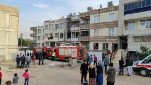 Şanlıurfa’da yangın çıkan evdeki anne ve çocuğu itfaiye kurtardı