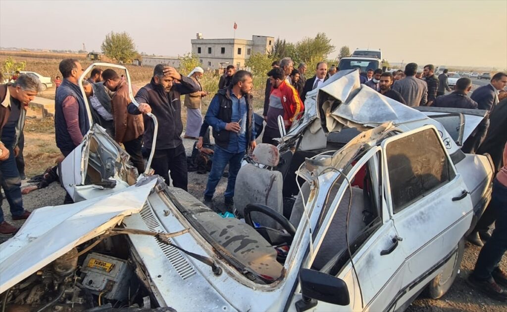 Şanlıurfa’da tırın otomobile çarpması sonucu 5 kişi yaralandı