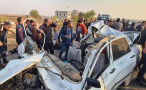 Şanlıurfa’da tırın otomobile çarpması sonucu 5 kişi yaralandı