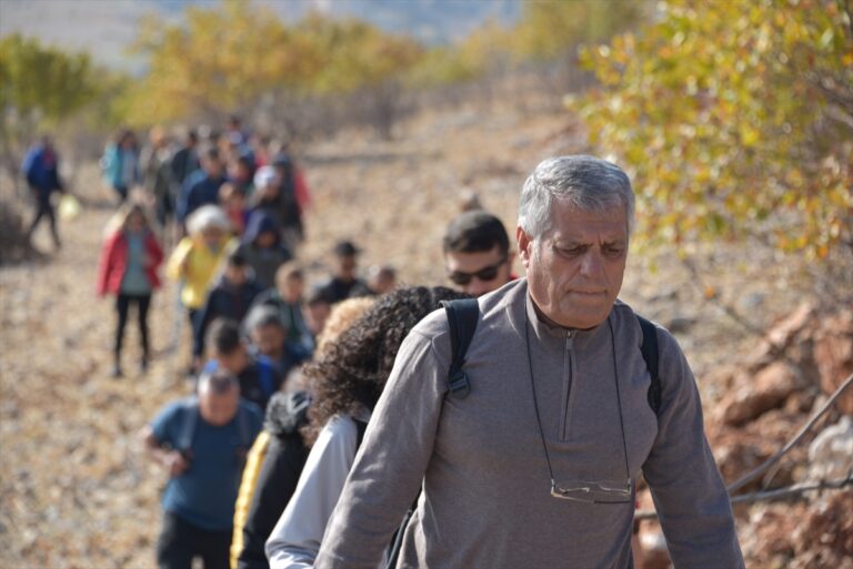 Sonbaharın renklerine bürünen Takoran Vadisi’nde doğa yürüyüşü düzenlendi