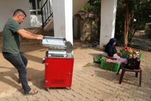 Şanlıurfa’da köylüler hibe makineyle “hızlandı”