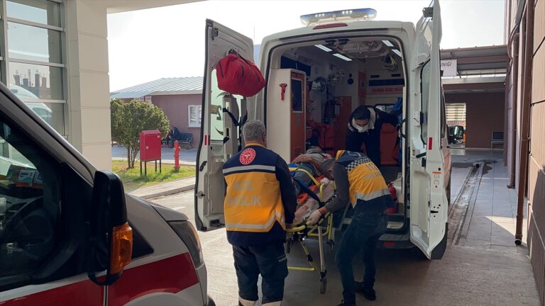 Adıyaman Şanlıurfa karayolunda otomobilin şarampole devrilmesi sonucu 7 kişi yaralandı