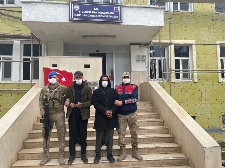 Siverek’te kesinleşmiş hapis cezaları bulunan 2 firari hükümlü yakalandı