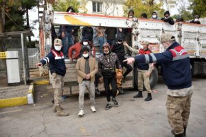Şanlıurfa’da yurda yasa dışı yollarla giren 87 yabancı uyruklu kamyon kasasında yakalandı
