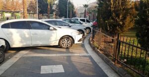 Balıklıgöl’de Araçlar Yaya Kaldırımını İşgal Ediyor