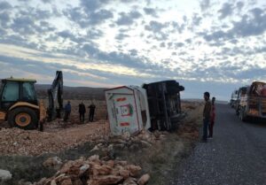 Bozova’da Harfiyat Kamyonu Devrildi!