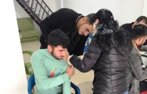 Hem Bilgilendiriyorlar Hem De Aşılarını Yapıyorlar