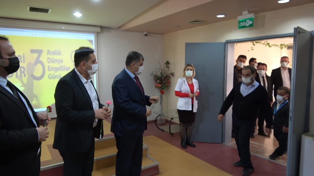 Müdür Gülüm, engelli vatandaşların yaptığı sergiye katıldı