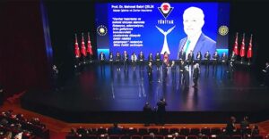 Ödülünü Cumhurbaşkanı Erdoğan’dan Aldı