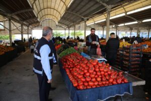 Pazarda Fiyat Etiketleri Kontrol Edildi
