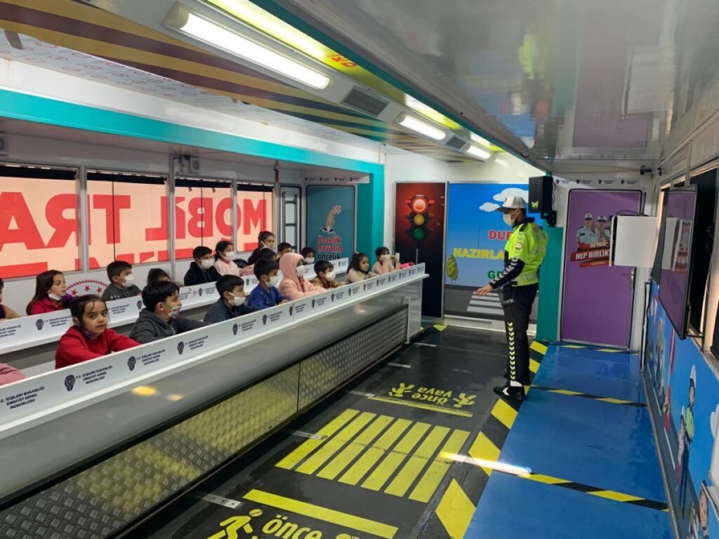 Şanlıurfa’da yüzlerce öğrenciye trafik eğitimi