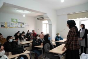 Siverek’te sınava hazırlanan gençlere kitap dağıtıldı