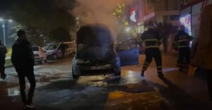 Urfa’da araç yol ortasında alev aldı!