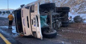 Urfa’da Buzlanan yolda kontrolden çıkan kamyon yan yattı!