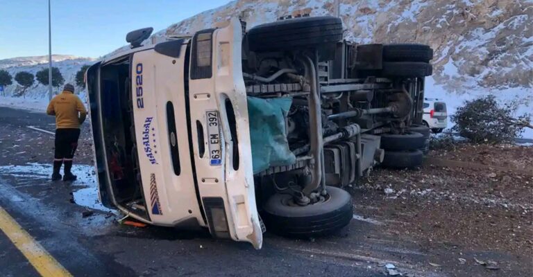 Urfa’da Buzlanan yolda kontrolden çıkan kamyon yan yattı!