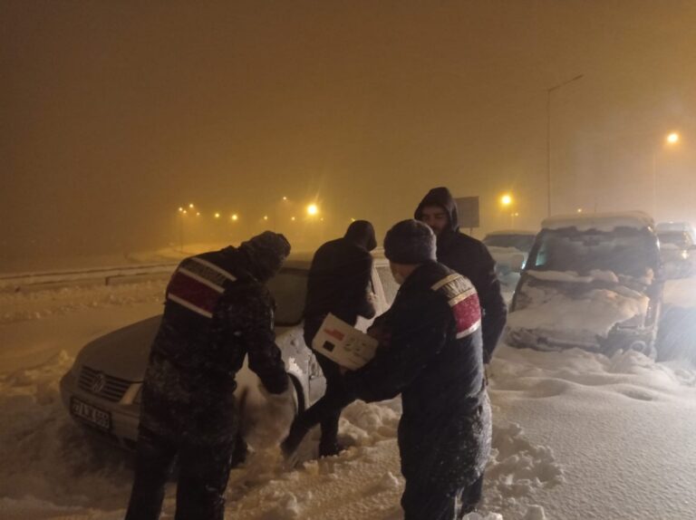 Çevre illerden Şanlıurfa’ya gelmek isteyenlere kar engeli!
