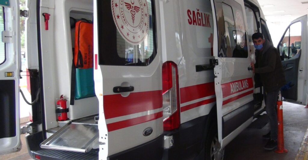 Urfa’da Elektrik direğine tırmandı, ölümden döndü