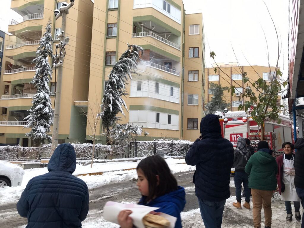 Karaköprü’de Kardan dalları ağırlaşan ağaç yangına sebep oldu