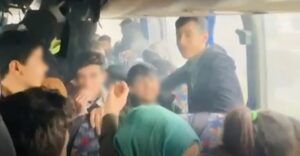 Urfa’da Lise öğrencilerinin serviste duman altı yolculuğu