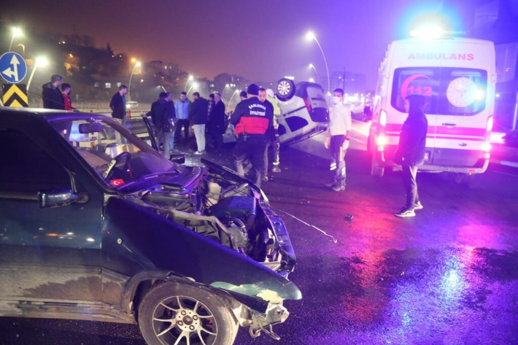 Şanlıurfa’da kavşakta iki araç çarpıştı!