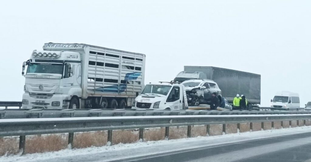 Şanlıurfa’da kayganlaşan yolda kaza!