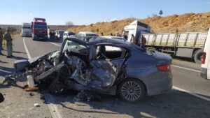 Şanlıurfa’da tır ile otomobil çarpıştı: 3 yaralı