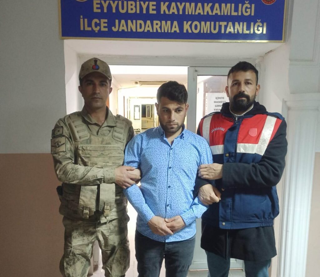 Urfa’da 14 yıl hapis cezası bulunan dolandırıcı jandarmadan kaçamadı