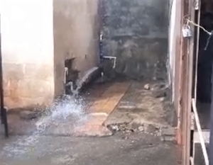 Urfa’da Çarşının demir borularını söküp çaldılar!