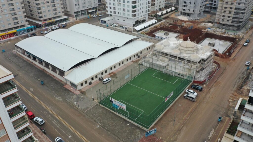 Karşıyaka kapalı semt pazarı hizmete açılıyor