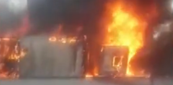 Urfa’da Lastiği patlayan tır alev aldı!