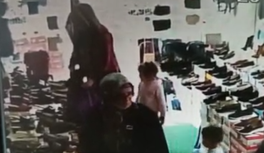 Şanlıurfa’da ayakkabı hırsızlığı kamerada