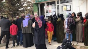 Urfa’da ucuz bakliyat kuyruğu