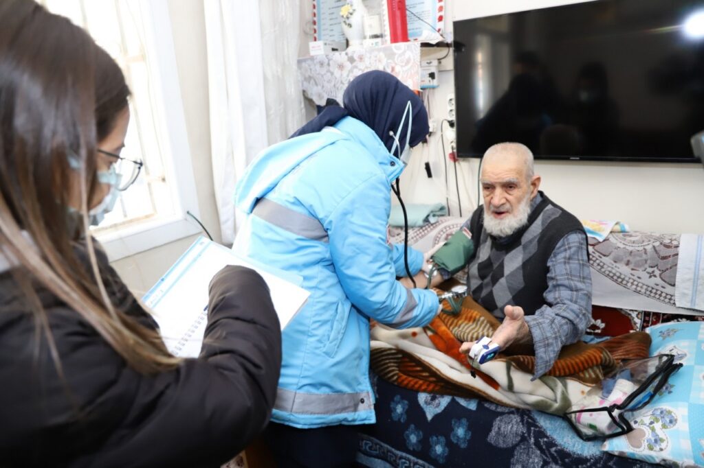 Yaşlılara Saygı Haftası’nda yaşlı haftalara çiçek