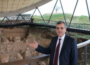 Başkan Beyazgül Göbeklitepe’de uzaylıları işaret etti