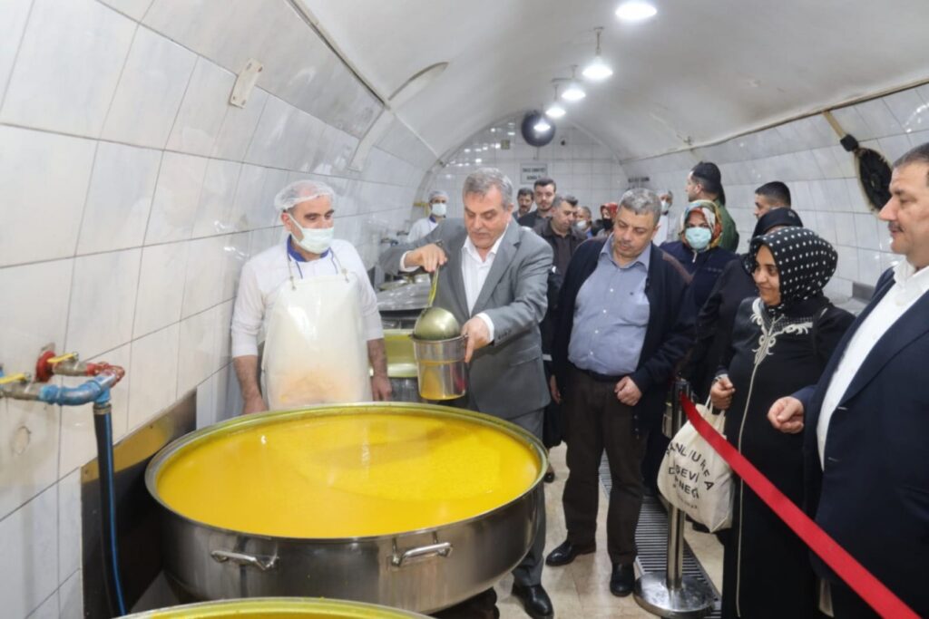 Beyazgül, kendi elleriyle yemek dağıttı