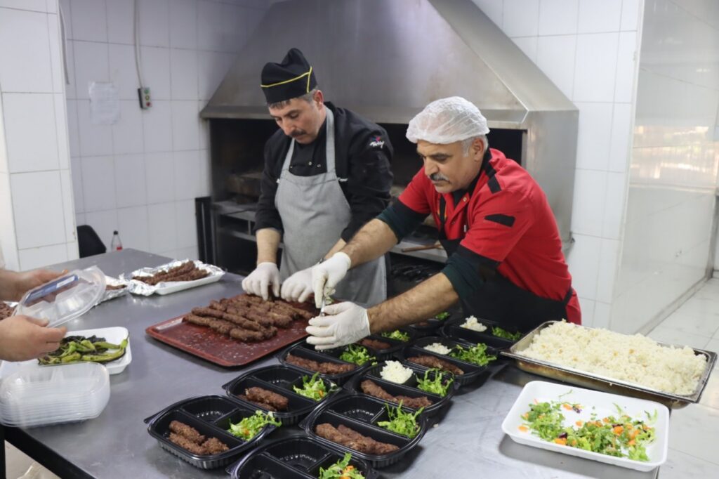 Şanlıurfa’da her gün 6 bin 500 kişiye sıcak yemek