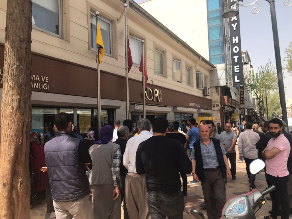 Urfa’da Haftanın ilk iş gününde postane önünde uzun kuyruklar oluştu
