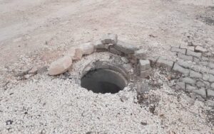 Karaköprü’de hırsızlar mahalledeki rögar kapağını çaldı