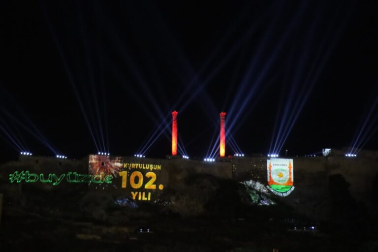 Kurtuluş temalı ışık ve lazer gösterisi tarihi Urfa Kalesi’ne yansıtıldı