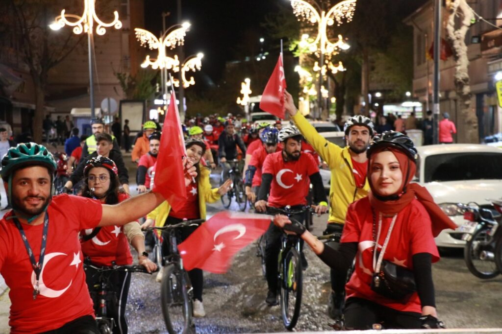 Kutlamalar renkli görüntülere sahne oldu