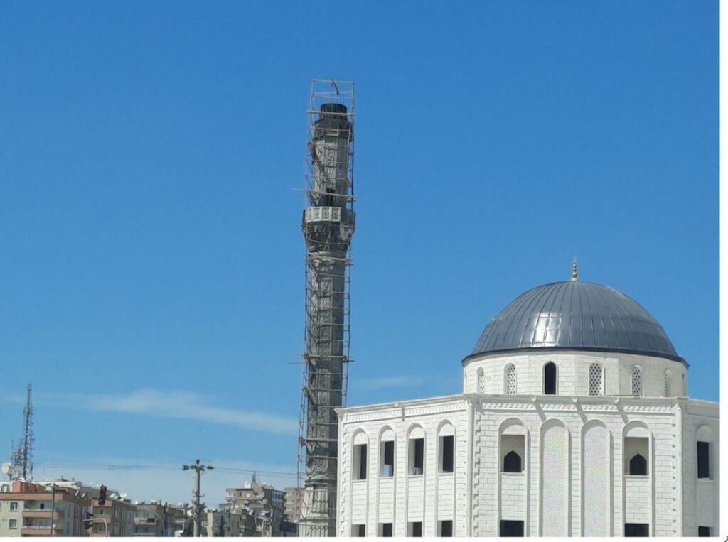 Şanlıurfa’da caminin minaresinin eğri olması şaşkınlığa neden oldu