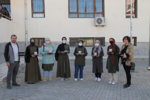 Şanlıurfa’da Öğrenciler yalnız yaşayan yaşlılara yemek yaptılar