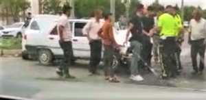 Şanlıurfa’da iki araç çarpıştı, biri refüje çıktı!